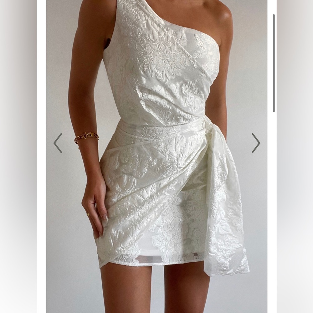 NWT BRAILEY MINI - ONE SHOULDER WRAP FRONT DRESS IN WHITE